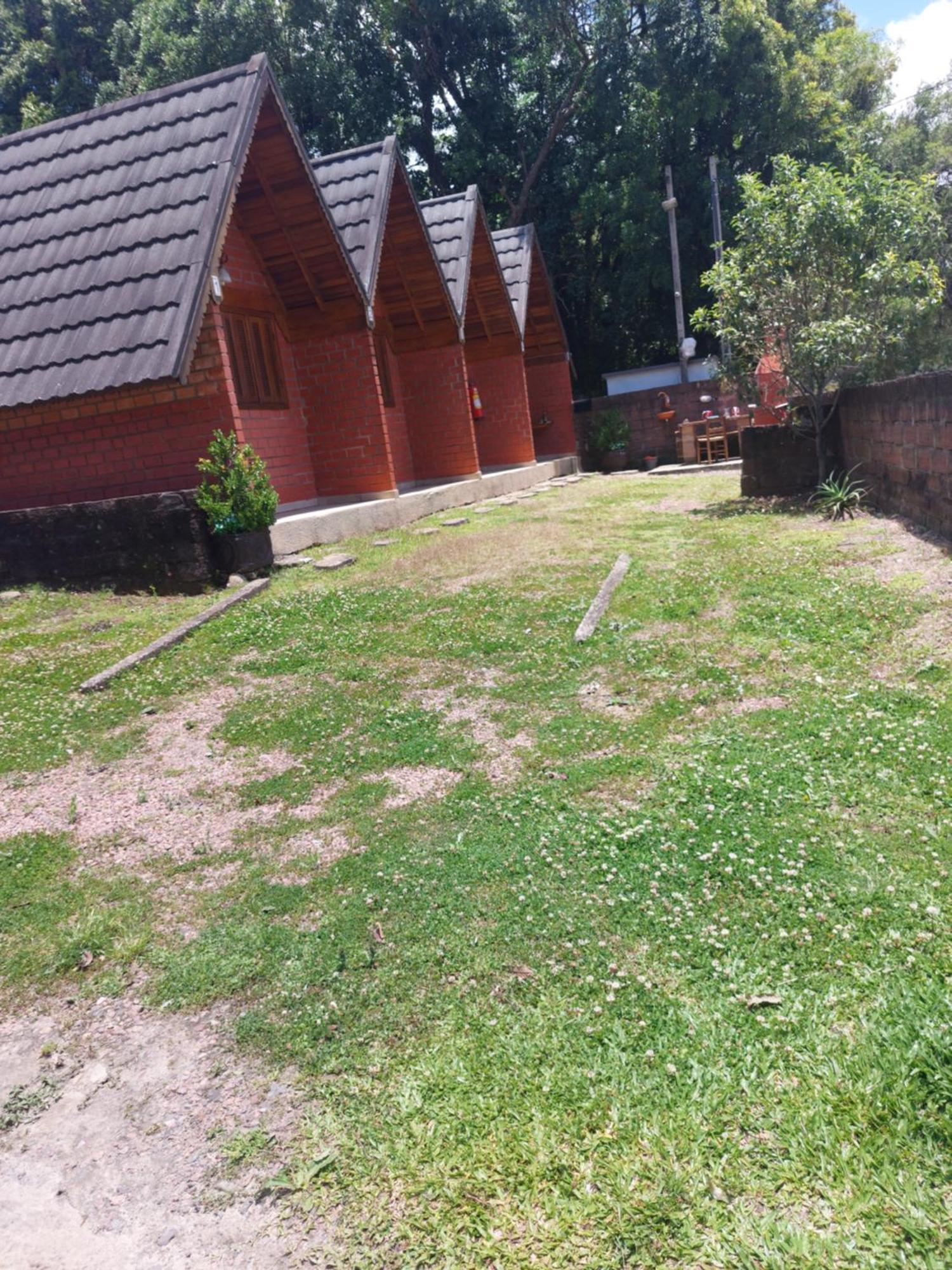 Pequena Pousada Pernottare Estacionamento Frente E Lado Publico Privado Gramado Exteriör bild