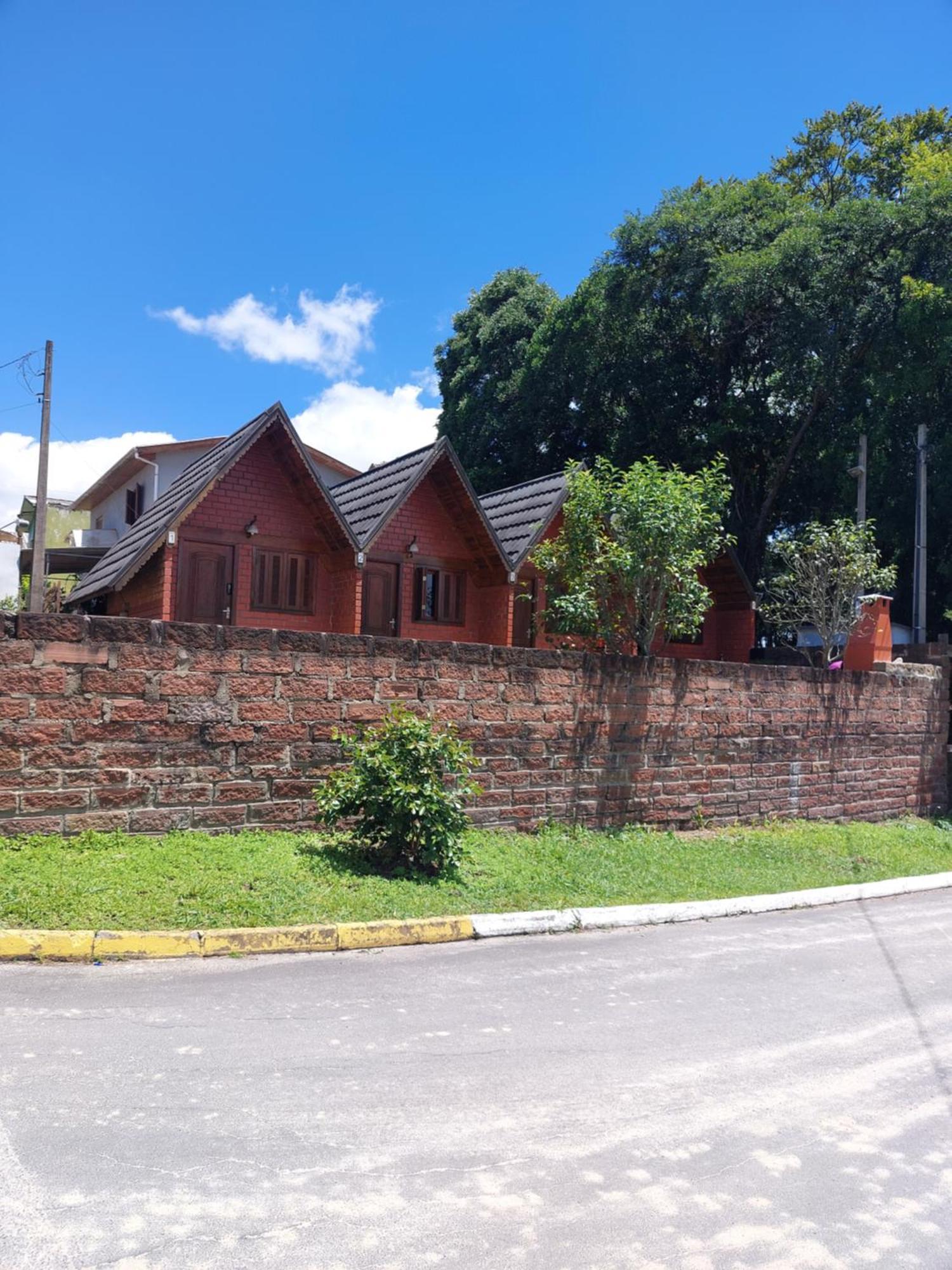 Pequena Pousada Pernottare Estacionamento Frente E Lado Publico Privado Gramado Exteriör bild