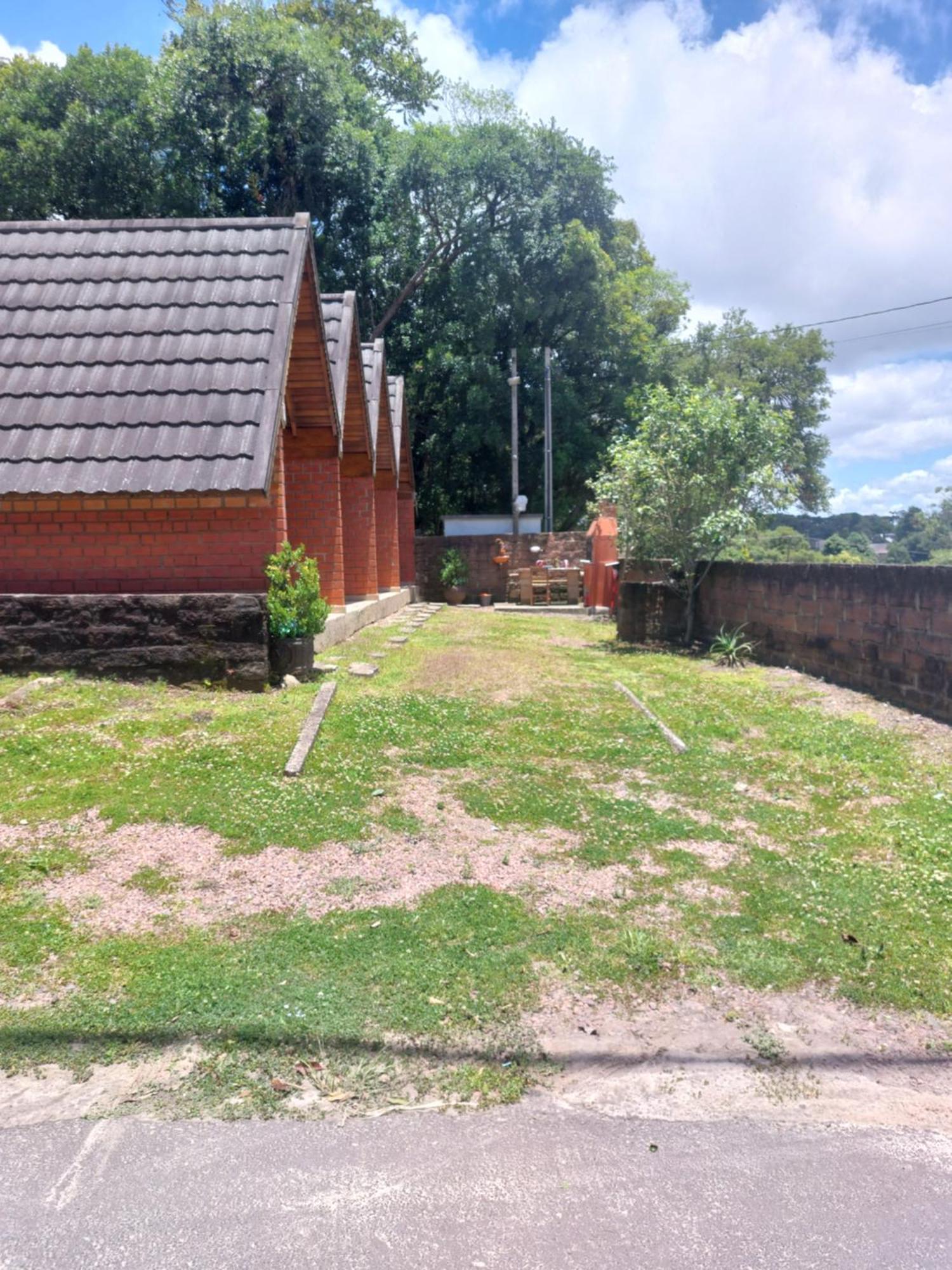 Pequena Pousada Pernottare Estacionamento Frente E Lado Publico Privado Gramado Exteriör bild