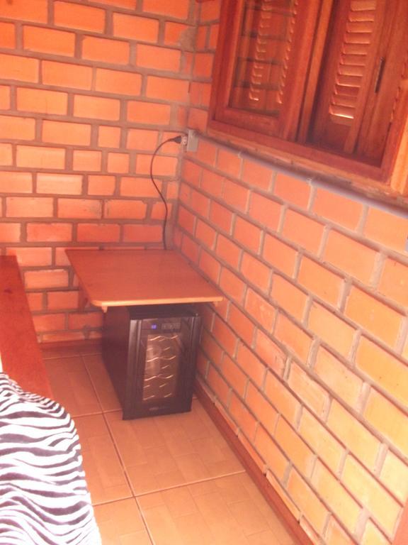 Pequena Pousada Pernottare Estacionamento Frente E Lado Publico Privado Gramado Rum bild